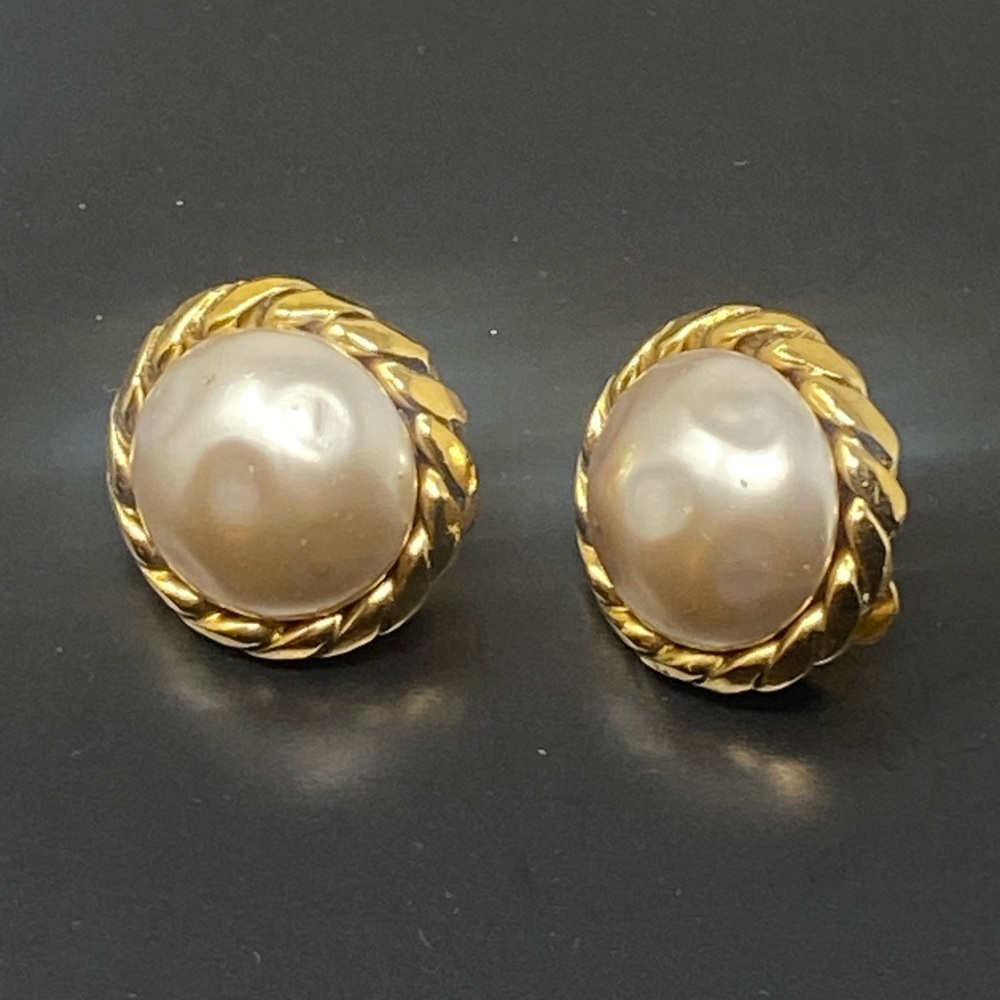 Chanel Vintage 1985 Gold Tone Faux Pearl Clip Earrings - Picture 10 of 16